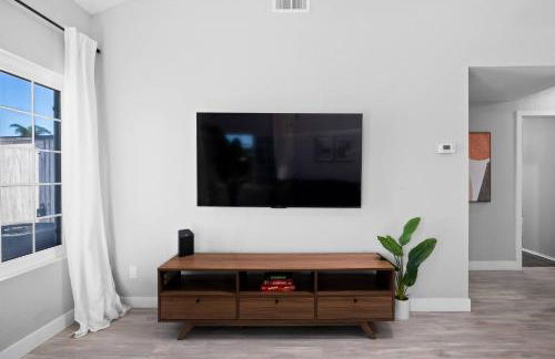 Lux Modern Pet Friendly | Pool | Hot Tub | Tennis - Photo 4