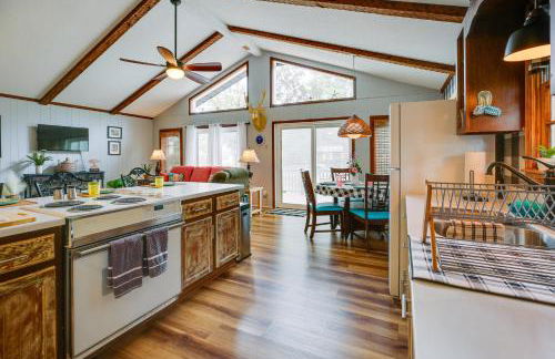 Oak Island Vacation Rental with Decks, Walk to Beach - Foto 15