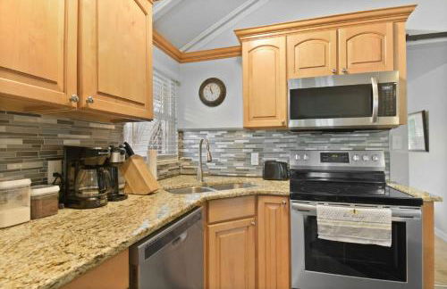 Spacious Retreat Fenced Yard Screened Deck - Photo 34