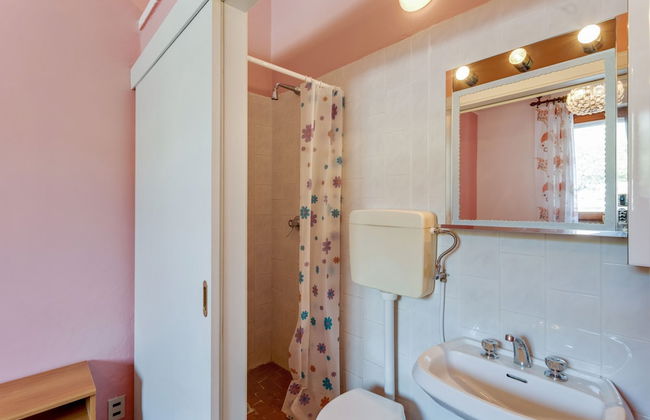 Spacious Lakefront Apartment - Photo 34