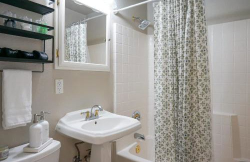 Charming Midtown Cottage Walkable & Cozy - Foto 18