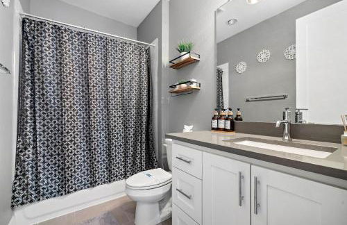 Luxury Downtown Home with Rooftop Deck And Skyline View - Photo 12