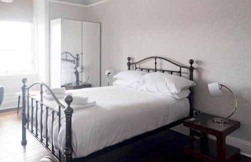 Beautiful, traditional 2 bed flat w free parking - Pass the Keys - Photo 29