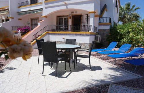 Spacious Ground floor apartment with Garden & Communal Pool - Foto 8