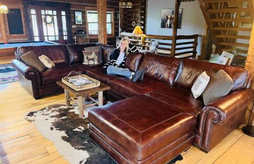 Large Log Cabin Chalet w/ Hot Tub - Horses & Lake! - Foto 6