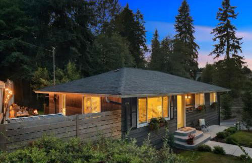 Spacious Main Street Retreat for families and large groups - Photo 1