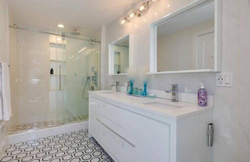 Cape Cod Home w/Ocean View, Roof Top, Pool & Hot Tub - Photo 15