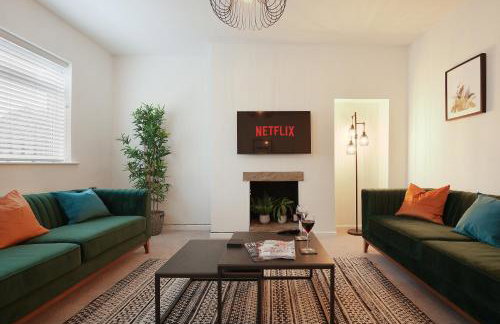 The Lodge - comfortable, stylish, 3 bedroom home with 3-6 beds near Utilita Arena - free parking - Photo 1