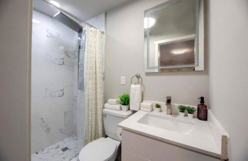 Chic 3BR 2BA Duplex w Serene View BBQ near airport - Foto 12