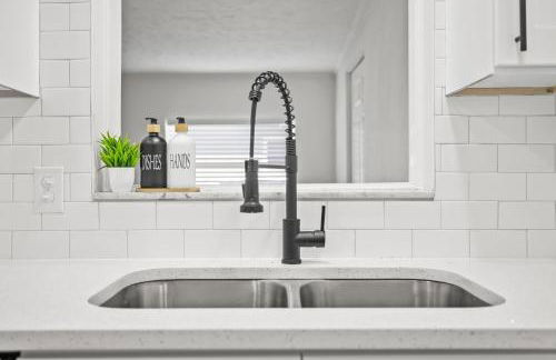 Sunny Palmetto Oasis: 4br Home With Private Pool 4 Bedroom Home by RedAwning - Photo 58