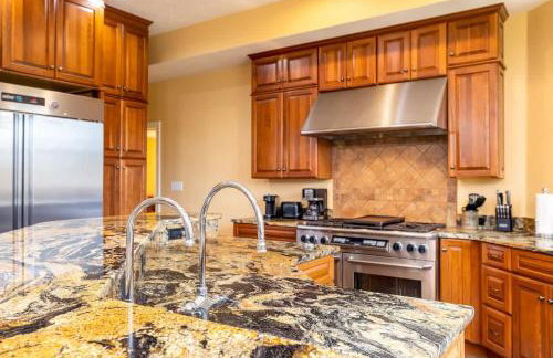 Riverbend Lodge Spacious Riverfront Home with Hot Tub Pool & Mountain view - Foto 8