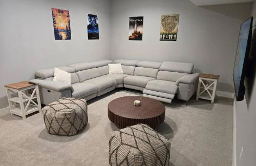 Luxury Downtown Cedar Falls Retreat - Pool Table - Outdoor Dining - Sleeps 12 - Foto 3