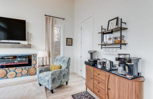 Mtn-View Hidden Falls Cabin with Hot Tub and Deck - Foto 9