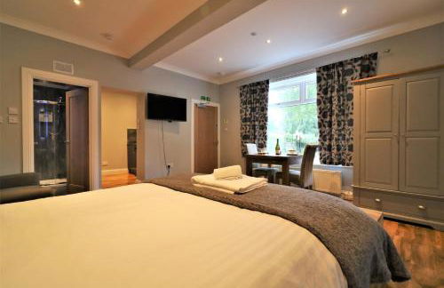 Signature - Linden Cottage Room 1 - Photo 7