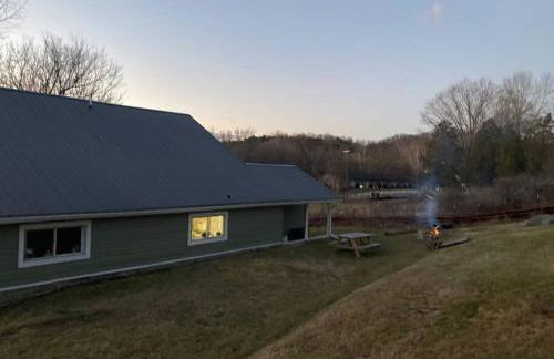 Farmhouse with game room, fire pit and creek - Foto 45