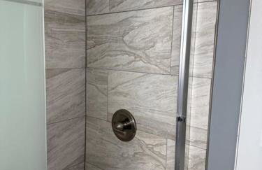 Stylish Remodeled 23 Large beds Near Elvis Presley - Foto 70