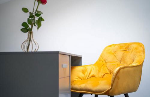 Open Mind Property - 6 Luxury Bedrooms with Free Parking - Photo 4