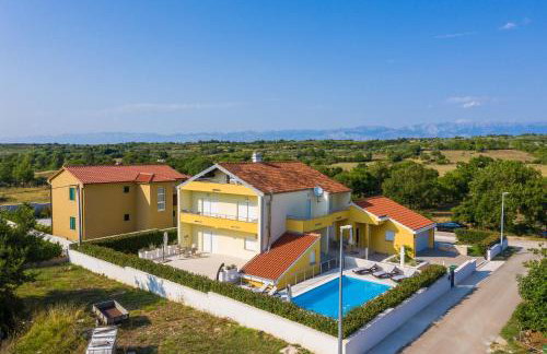 Villa Petra s bazenom, roštiljem i parkingom - Foto 8