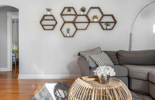 Tiny Home w MIL suite - 3 MI to DT - Foto 22