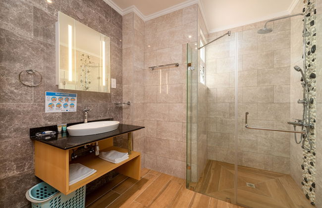 Royale Suites by Arc Royale Luxury Apts - Photo 15