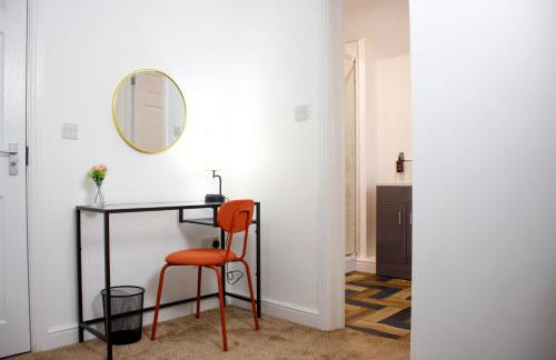 6 BR 3 Bath Spacious Tudor House & Free Parking - Foto 31