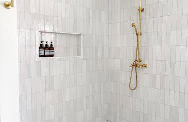 Luxe 4BR with Heated Pool and Hot Tub - Walk to Lake - Foto 32