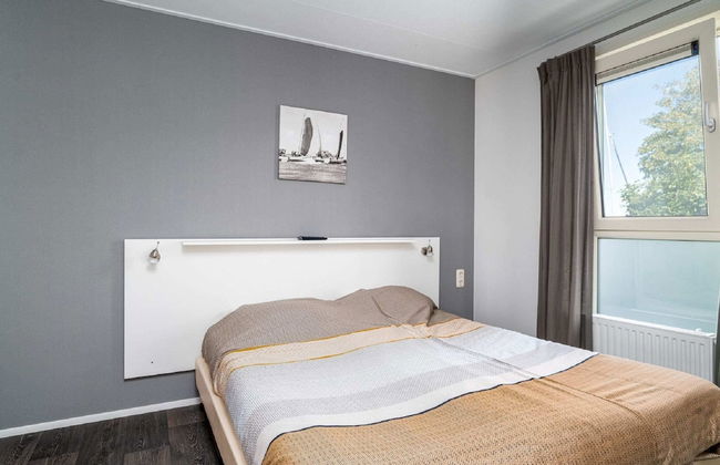 Cozy Chalet Right on the Water in Friesland - Foto 3