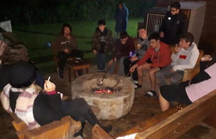 Chale de Madeira - Lareira e Fogueira---lindo gramado com mesa para café da manhã, churrasqueira e fogueira - Foto 55