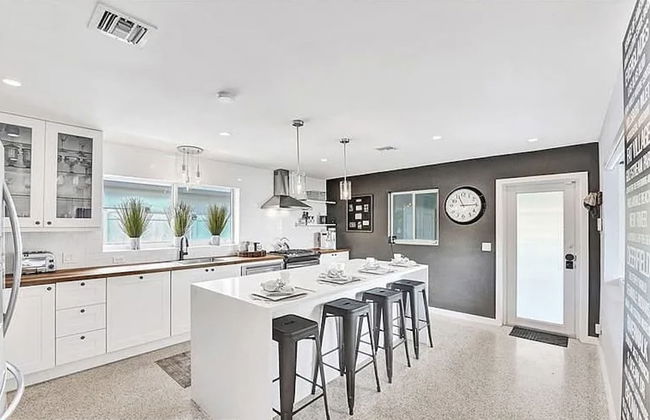 Beach Bliss 10 Mins to Waves 3BR Oasis With Pool - Foto 17