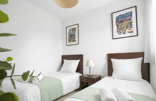 Séjour familial RDC, parking, piscine chauffée - Photo 16