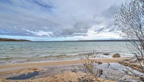 Walk to Lakefront! Cabin 21 Mi to Boyne Mtn Resort - Foto 3