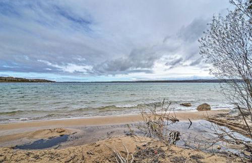 Walk to Lakefront! Cabin 21 Mi to Boyne Mtn Resort - Foto 3