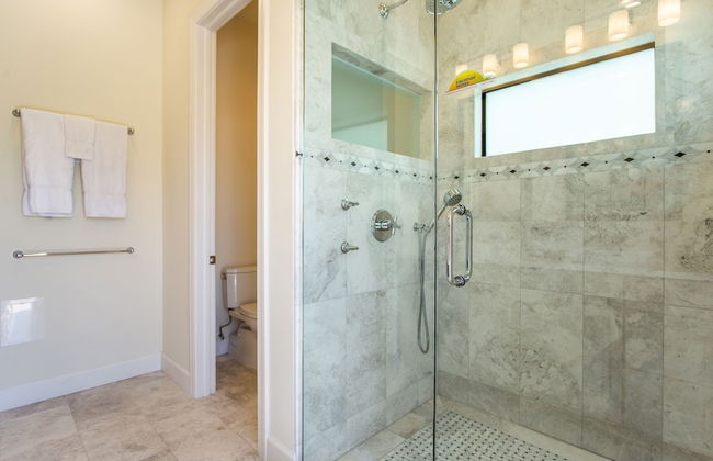 Sorrento Luxury Vacation Home: Expansive 5-Bedroom, 4.5-Bath Retreat with Private Pool, Hot Tub, and Pet-Friendly Accommodations – Just a Short Walk from Stunning Vanderbilt Beach - Foto 27