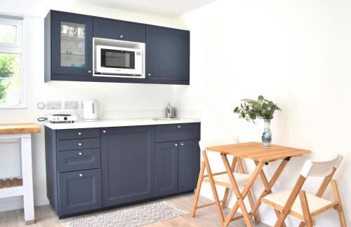 Open Plan Dog Friendly Annexe Sleeping 2 I Near Local Beaches & Chichester with FREE Parking - Foto 6