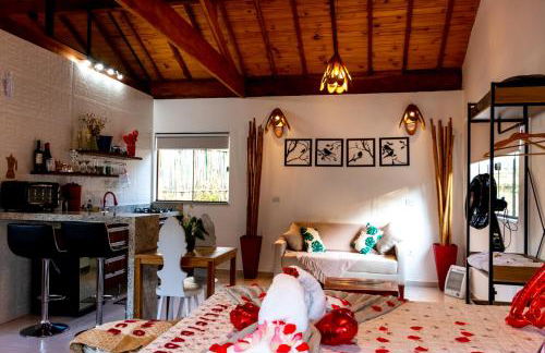 Chalé Canto do Galo 2 - Hidro da Jacuzzi, Lareira Ecológica, Cozinha Completa, Wi-Fi 80mbps, próximo a comércio local e relaxando ao som do riacho - Photo 24