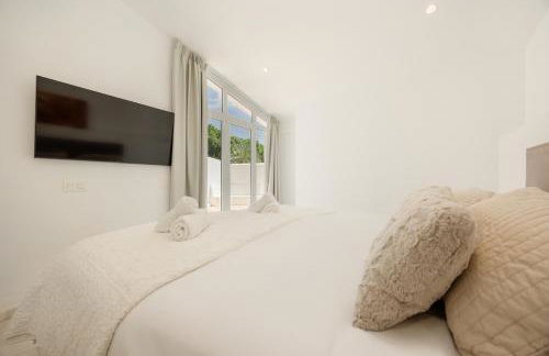 Marbella, Costabella - Beachfront Villa with Heated Pool - Photo 25