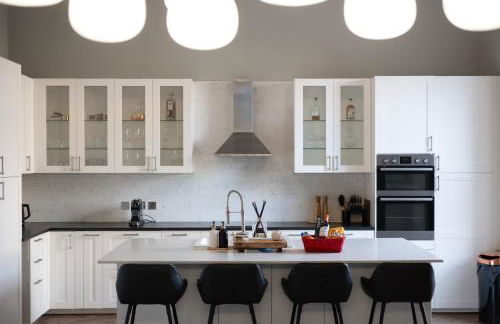 Extravagant 6 Bed Victorian Townhouse with Hot Tub - Photo 6