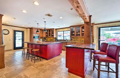 Pool and Putting Green Group Getaway in Glendale! - Foto 7