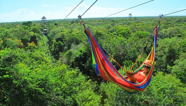 Entdecke eine erstaunliche Welt: Cenote-Erkundung und Dschungelflug. Büffet inklusive - Foto 2, Fliegen Sie bequem in einer Hängematte über die Baumwipfel