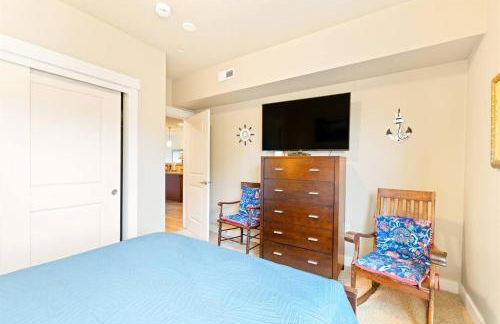 Seaside Waterfront condo walking to downtown and beach - Foto 19