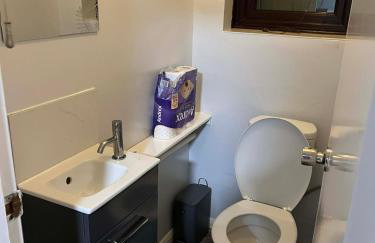 Spacious 4 Bedroom House in Corby Sleeps 9 Parking - Foto 17