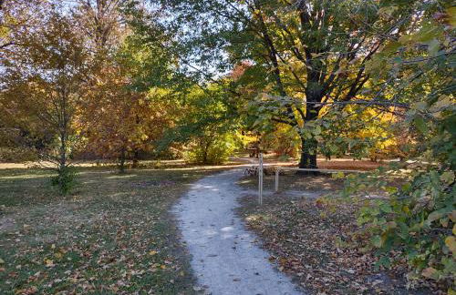 New listing! ON 62-acre Broad Ripple park/ less than a mile from Broad Ripple village. - Foto 52