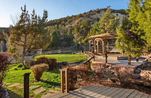 Luxe Artful Mountain Retreat with 4 King Suites, 8 Person Hot Tub and 3 Decks - Foto 42