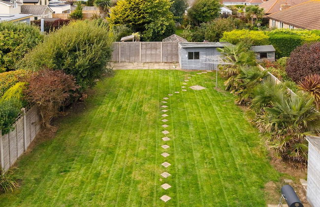 Bright Modern 4 br House 100 Metres From Beach - Photo 44