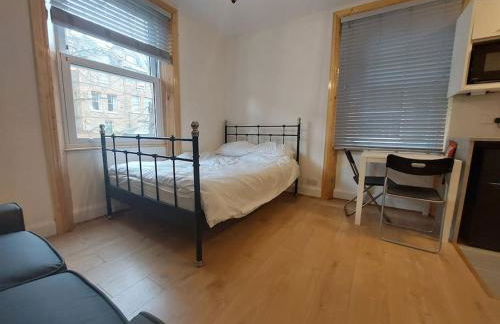 Newly refurbished studio - Photo 1