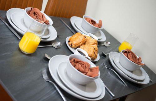 Central 3-Bedroom House Sleeps 5 with Parking - Foto 37