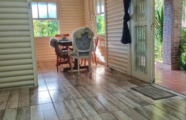 Chalé alpino em canela rs todo mobiliado com cozinha lareira split Wi-Fi 2 quartos perto do centro - Foto 16