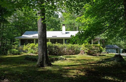 Enchanted Woodstock Cottage with hot tub - Foto 1