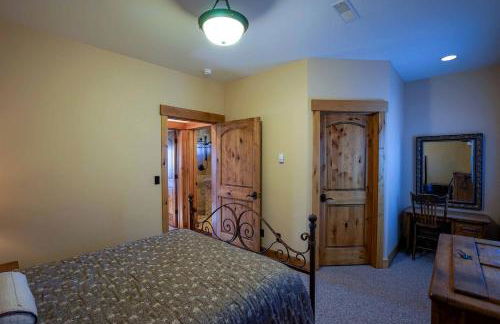 Scenic Mountain Cabin with Creekside Deck & Outdoor Fireplace near North Meadow Creek, Montana - Foto 20