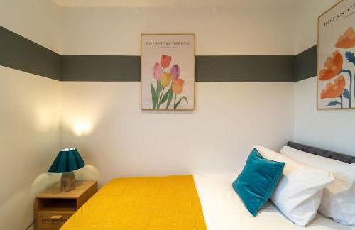 Perfect Getaway 3 Bedroom Home with Fast WiFi & Parking - Photo 4